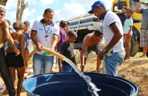 Cosama realiza trabalho de distribuição de água no Monte Horebe