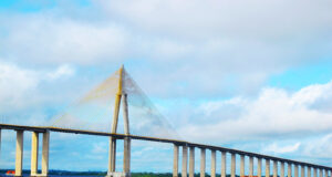 Ponte Rio Negro não está fechada, diz Governo do Amazonas