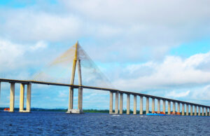 Ponte Rio Negro não está fechada, diz Governo do Amazonas
