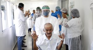 Idosos da Fundação Doutor Thomas vencem o coronavírusAo som de muitos aplausos da equipe médica e com sorrisos nos rostos, eles foram transferidos da unidade de tratamento semi-intensivo para os pavilhões de alojamentos.