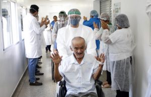 Idosos da Fundação Doutor Thomas vencem o coronavírusAo som de muitos aplausos da equipe médica e com sorrisos nos rostos, eles foram transferidos da unidade de tratamento semi-intensivo para os pavilhões de alojamentos.