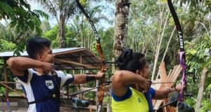 Atleta indígena da etnia Karapãna, improvisa espaço para treinar durante isolamento