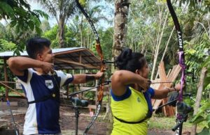Atleta indígena da etnia Karapãna, improvisa espaço para treinar durante isolamento