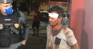 Ladrão é pego após tentar assaltar mulher e leva surra no meio da rua"Foi a minha primeira vez, um minuto de leseira mesmo", relevou o homem que estava todo ensaguentado na porta da delegacia