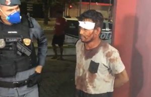 Ladrão é pego após tentar assaltar mulher e leva surra no meio da rua"Foi a minha primeira vez, um minuto de leseira mesmo", relevou o homem que estava todo ensaguentado na porta da delegacia