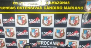 Rocam prende três homens por roubo no bairro AlvoradaA guarnição abordou o veículo nas proximidades da Alameda do Samba e, durante revista pessoal nos três ocupantes e no interior do veículo, os policiais encontraram o simulacro de arma de fogo e os telefones celulares apreendidos