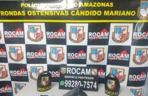 Rocam prende três homens por roubo no bairro AlvoradaA guarnição abordou o veículo nas proximidades da Alameda do Samba e, durante revista pessoal nos três ocupantes e no interior do veículo, os policiais encontraram o simulacro de arma de fogo e os telefones celulares apreendidos