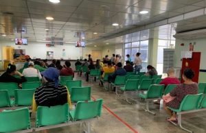 Cerca de 500 pessoas passam por triagem de sintomas gripais na FCecon, por diaOs acompanhantes com sinais de gripe são orientados a procurarem atendimento na Unidade Básica de Saúde (UBS) mais próxima