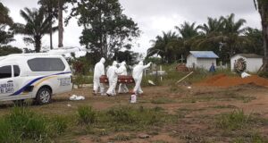Idoso vítima de Covid-19 é enterrado em Novo Airão