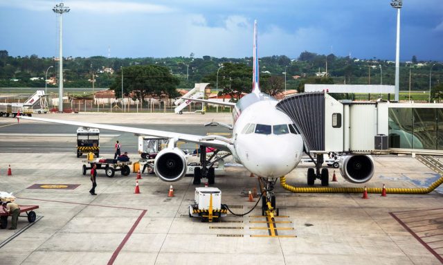 aviao-abastecimento-rmnunes_-istock