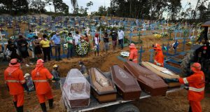 Prefeitura de Manaus decide empilhar caixões e revolta familiaresO sistema funerário já chegou ao limite