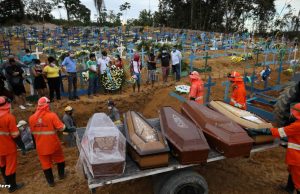 Prefeitura de Manaus decide empilhar caixões e revolta familiaresO sistema funerário já chegou ao limite