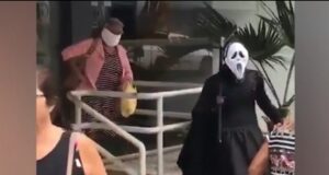 Homem se veste de morte, e manda idosos saírem das ruas