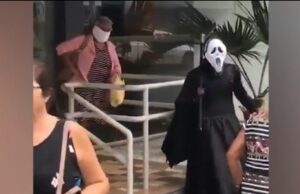 Homem se veste de morte, e manda idosos saírem das ruas