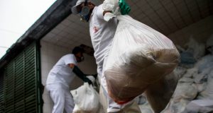 Lixo hospitalar do coronavírus vira bomba-relógio da doençaPesquisas apontam que o novo coronavírus pode sobreviver por cerca de 72 horas em superfícies