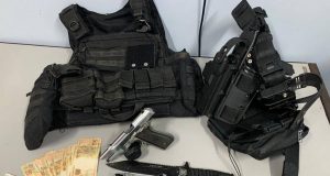 Milicianos são presos em flagrante, expulsando família de moradia em Manaus