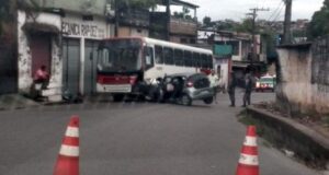 Acidente de trânsito com vítima presa nas ferragens