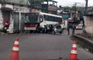 Acidente de trânsito com vítima presa nas ferragens