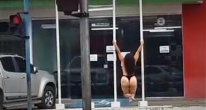 Em Manaus, mulher faz pole dance na frente de delegacia só de fio dental