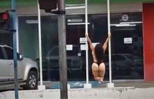Em Manaus, mulher faz pole dance na frente de delegacia só de fio dental