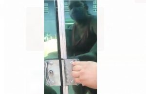 Equipe da Nilton Lins tranca porta enquanto família implora atendimento