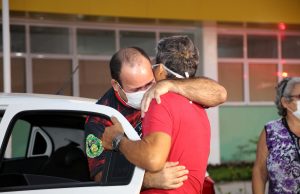 “Estava jogado numa cadeira do João Lúcio”Paciente curado no Hospital de campanha da Prefeitura relata drama antes da cura