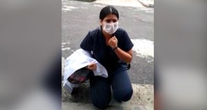 Técnica de enfermagem ajoelha em Manaus e pede atendimento para o paiDe acordo com a profissional da saúde, o pai dela está internado no Joventina Dias, na Compensa, a filha chora e pede ajudar ao governador