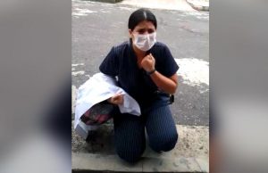 Técnica de enfermagem ajoelha em Manaus e pede atendimento para o paiDe acordo com a profissional da saúde, o pai dela está internado no Joventina Dias, na Compensa, a filha chora e pede ajudar ao governador