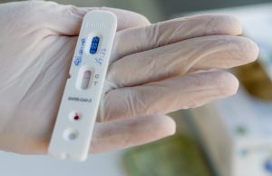 Anvisa aprova testes rápidos para covid-19 em farmáciasMedida visa diminuir aglomeração de pessoas em hospitais