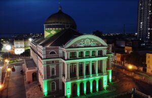 Teatro Amazonas recebe iluminação especial