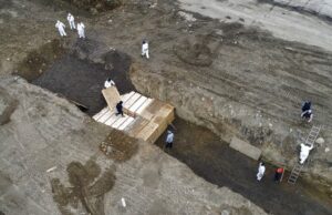 Nova York enterra vítimas de Covid-19 em vala comum