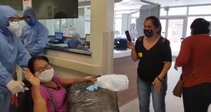 Mãe e filha choram lágrimas de felicidade no Delphina AzizMai um alento para os amazonense