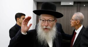 Israel: líder que chamou Covid-19 de “castigo gay” testa positivo
