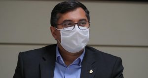 Governador estende restrições, obriga uso de máscara e multa a quem descumprir decretoO novo decreto, que será assinado por Wilson Lima, estabelece uso obrigatório de máscara e penalidades, como multa diária de R$ 50 mil para pessoas jurídicas