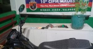 PM detém dois homens e apreende adolescente envolvidos em assaltos, em MauésCom eles foram apreendidos uma porção de maconha in natura em uma sacola plástica, dois aparelhos celulares oriundos de assalto e uma motocicleta