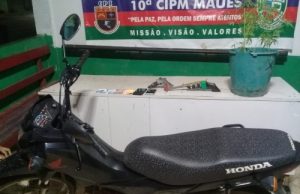 PM detém dois homens e apreende adolescente envolvidos em assaltos, em MauésCom eles foram apreendidos uma porção de maconha in natura em uma sacola plástica, dois aparelhos celulares oriundos de assalto e uma motocicleta