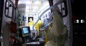 Brasil registra 14,9 mil novos casos e mais 816 mortes por covid-19Número de mortes por casos confirmados no país está em 6,7%
