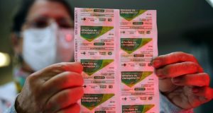 França suspende hidroxicloroquina como tratamento para covid-19Órgãos de saúde declararam ser contra o uso do medicamento