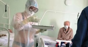 Enfermeira é suspensa de hospital após usar apenas roupas íntimas sob EPIA funcionária trabalhava na ala masculina de pacientes em tratamento do coronavírus do hospital
