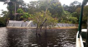 Monitoramento ambiental identifica muro irregular e invasões em áreas verdesO local funcionava também como pousada, sem licença municipal de operação para atividade hoteleira, ficando interditado até a devida regularização ambiental