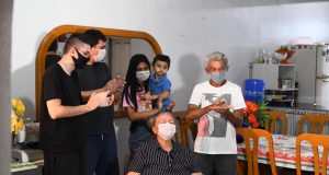 Após 15 dias internada, “Dona Terezinha” comemora o dia das mães em casaHá menos de uma semana em casa, após receber alta médica do Hospital de Combate à Covid-19, na Nilton Lins, ela comemora por poder passar o Dia das Mães ao lado dos quatro filhos e seis netos