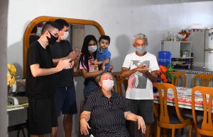 Após 15 dias internada, “Dona Terezinha” comemora o dia das mães em casaHá menos de uma semana em casa, após receber alta médica do Hospital de Combate à Covid-19, na Nilton Lins, ela comemora por poder passar o Dia das Mães ao lado dos quatro filhos e seis netos