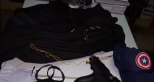 Após trocar de tiros com a polícia, assaltante é preso em Benjamin ConstantDurante a ação, após serem recebidos a tiros, os policiais atingiram outros dois suspeitos, que chegaram a ser socorridos e encaminhados ao hospital local, mas não resistiram aos ferimentos
