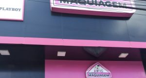 Polícia fecha ponto comercial que descumpria decretos municipal e estadual, na ZLAmbos os decretos são medidas de enfrentamento à Covid-19, doença causada pelo novo coronavírus