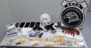 Em Manaus, integrantes de facção criminosa são presos com armas, munições e drogas