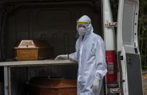 Após cinco meses, Covid volta a matar mais de mil brasileiros em 24 horasLuto e preocupação