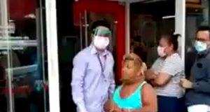 Patixa é expulsa da fila do banco em ManausMandada pro último lugar