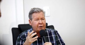 Prefeito vai fazer reformar administrativa e reduzir custos para enfrentar pandemiaEntre as medidas anunciadas está a extinção de três secretarias, redução de 110 cargos comissionados, além de outras atitudes
