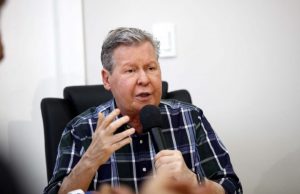 Prefeito vai fazer reformar administrativa e reduzir custos para enfrentar pandemiaEntre as medidas anunciadas está a extinção de três secretarias, redução de 110 cargos comissionados, além de outras atitudes