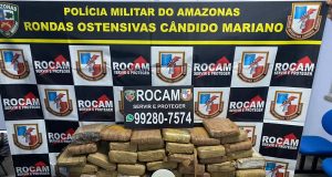 Criminoso usando tornozeleira eletrônica é preso com mais de 50kg de drogas em ManausCom ele, os policiais apreenderam um revólver calibre 38, com numeração suprimida, três munições calibre 38, intactas, 51 quilos de supostamente maconha, uma balança de precisão, um aparelho celular Samsung e a quantia de R$ 8.302,00